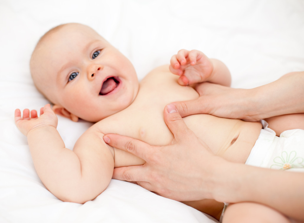 Hướng dẫn cách massage em bé sơ sinh