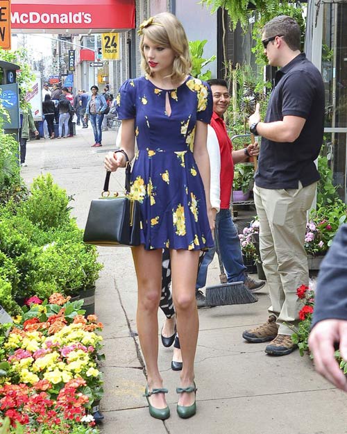 Mê mẩn style khoe chân dài miên man của Taylor Swift - 11
