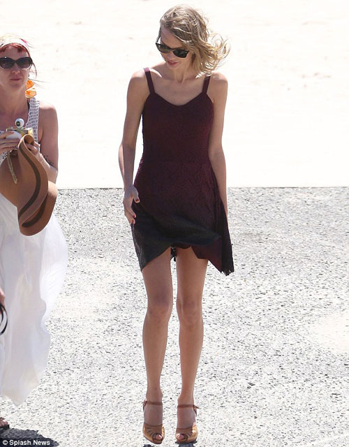 Mê mẩn style khoe chân dài miên man của Taylor Swift - 14