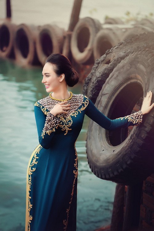 HH Ngọc Diễm đẹp nền nã áo dài Việt