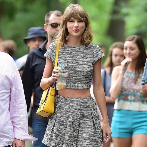 Taylor Swift khoe eo thon với áo lửng - 6