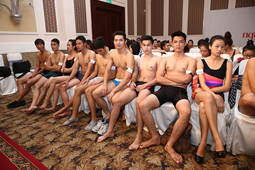 Bi hài trong phòng đo hình thể VNTM 2014 - 11
