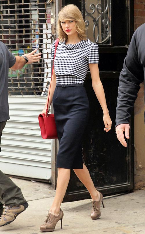 Taylor Swift khoe eo thon với áo lửng - 13