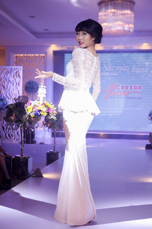 Mẫu chuyển giới diện váy cưới kiêu sa trên sàn catwalk - 11