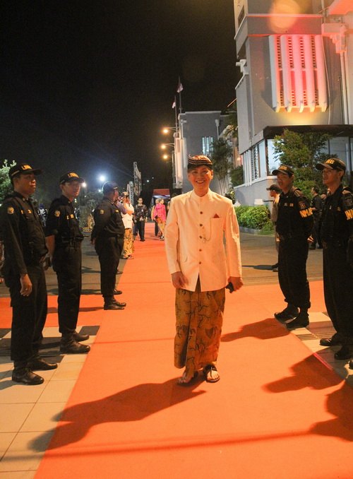 NTK Văn Thành Công lạ lẫm mặc "váy" Indonesia - 15