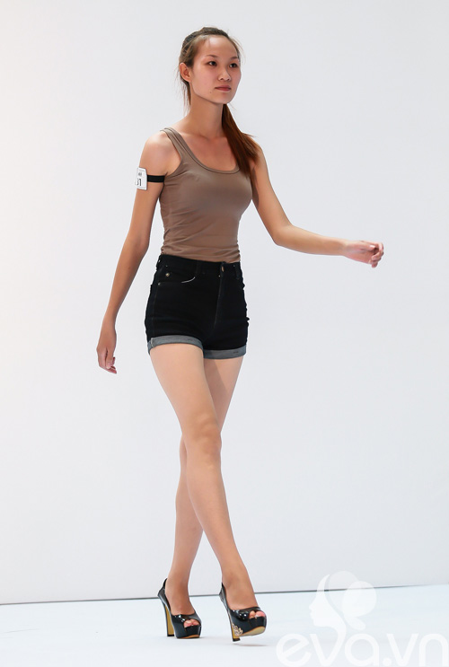 Giám khảo Next Top vất vả uốn nắn thí sinh thi catwalk - 16
