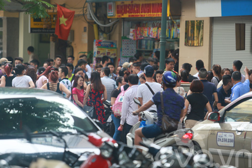 Hà Nội: Tắc đường vì người dân đổ xô mua hàng hiệu trốn thuế