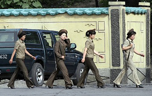 Chuyện lạ: Phụ nữ Triều Tiên được phép đi giày cao gót