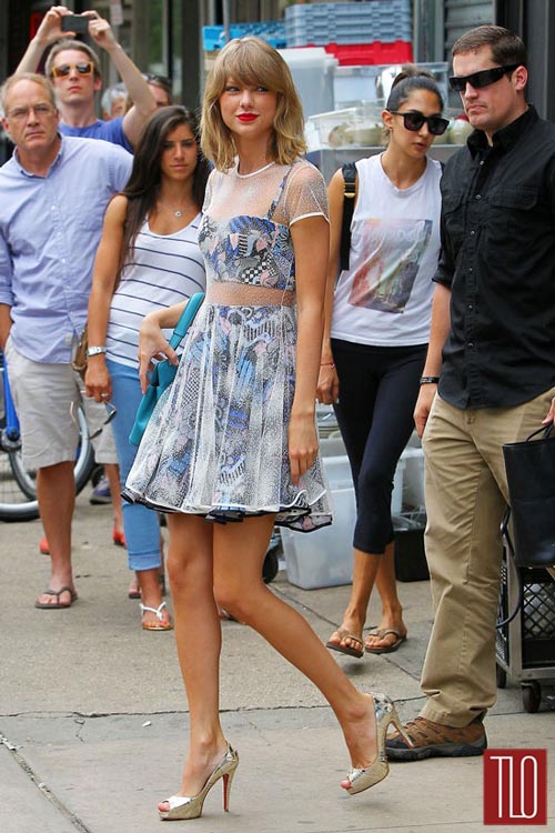 Taylor Swift khoe eo thon với áo lửng - 9