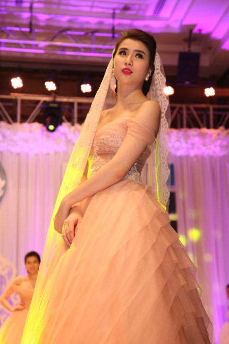 Xu hướng váy cưới mới nhất trong Bridal’s Fair 2014 - 12