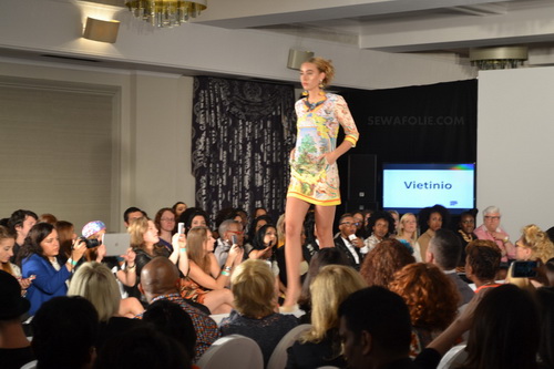 Thời trang Việt tỏa sáng trên sàn "London Fashion Week" - 12