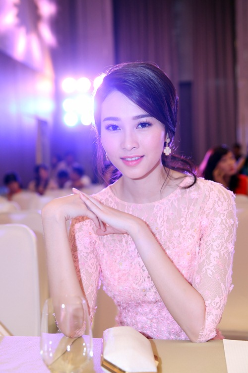 Mai Phương Thúy buông hờ khe ngực chật - 8