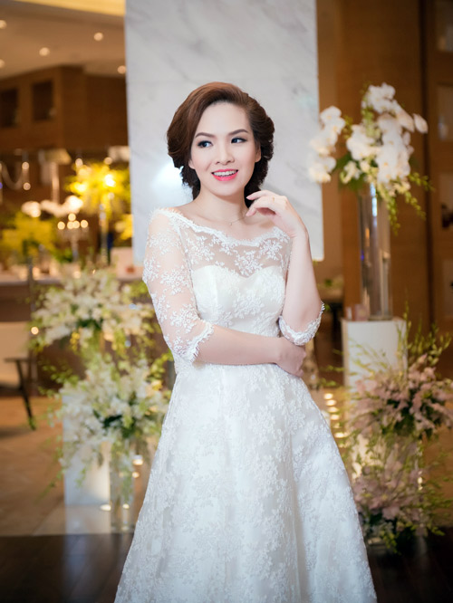Đan Lê duyên dáng với váy cưới ren - 6