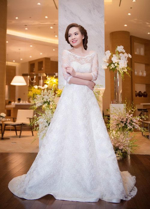 Đan Lê duyên dáng với váy cưới ren - 7