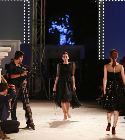 Hồng Quế ngã sõng soài trên sàn diễn Đẹp Fashion Runway - 13