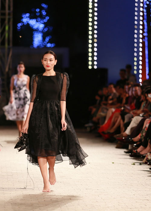 Hồng Quế ngã sõng soài trên sàn diễn Đẹp Fashion Runway - 14