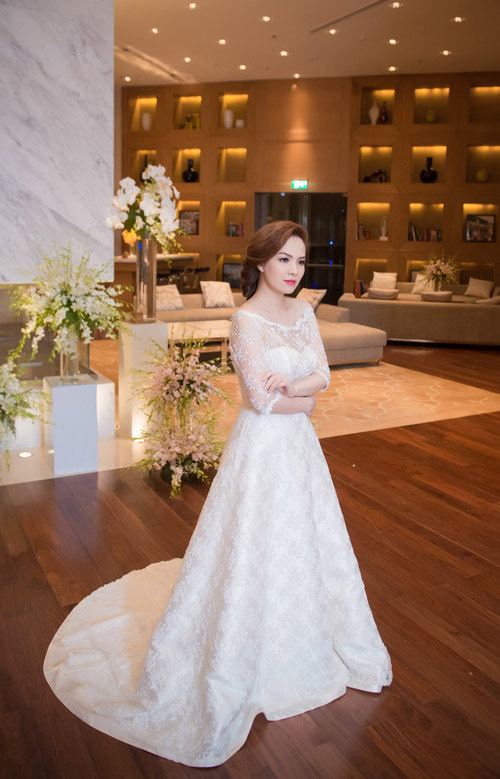Đan Lê duyên dáng với váy cưới ren - 4