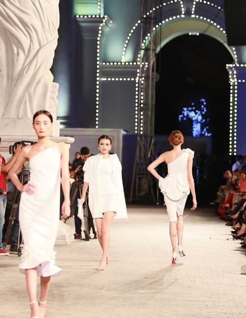 Hồng Quế ngã sõng soài trên sàn diễn Đẹp Fashion Runway - 10