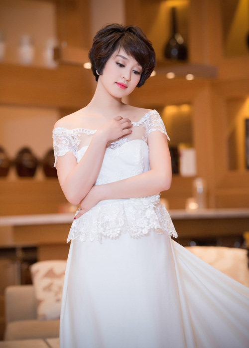 Đan Lê duyên dáng với váy cưới ren - 10