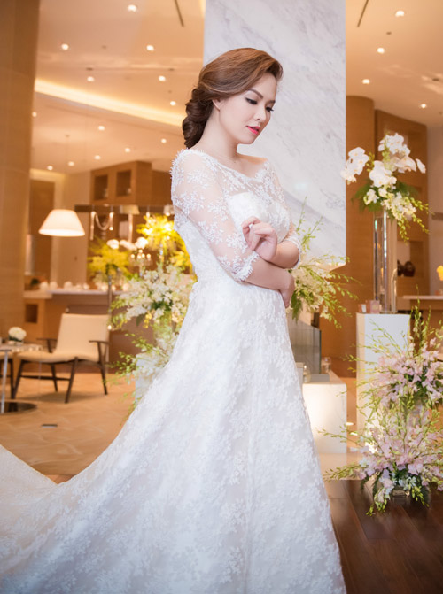 Đan Lê duyên dáng với váy cưới ren - 5