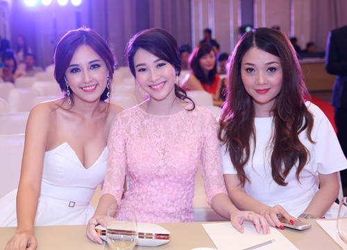 Mai Phương Thúy buông hờ khe ngực chật - 3