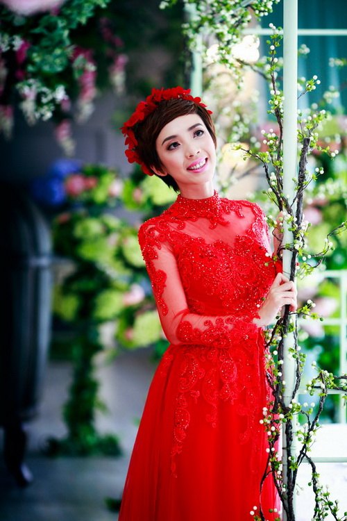 "Hoa hậu hài" Thu Trang duyên dáng với áo dài cưới - 3