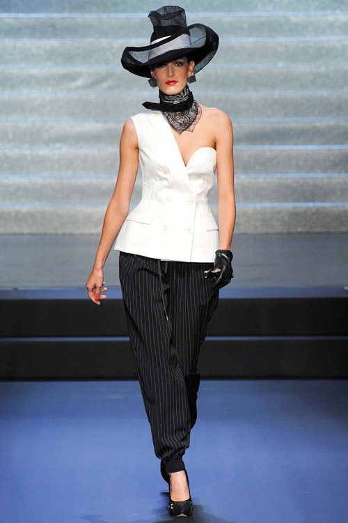 Jean Paul Gaultier mở 