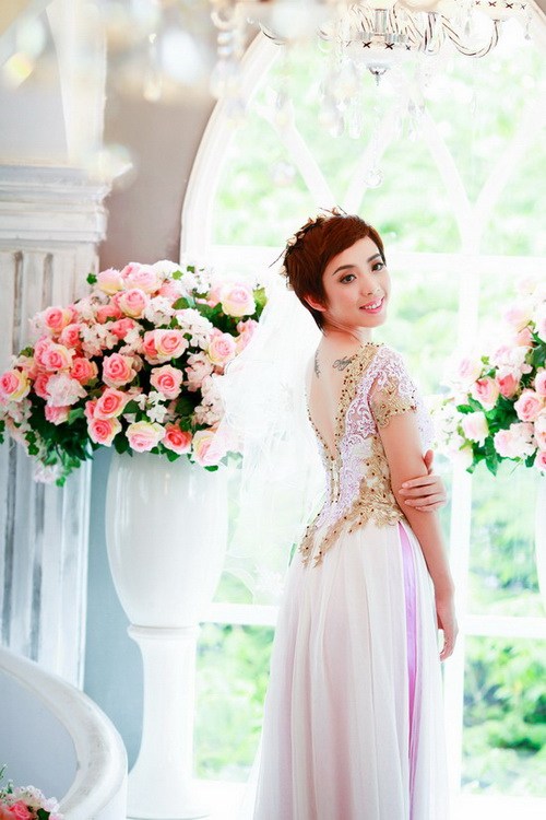 "Hoa hậu hài" Thu Trang duyên dáng với áo dài cưới - 17