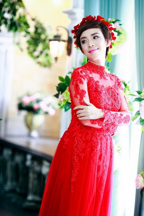 "Hoa hậu hài" Thu Trang duyên dáng với áo dài cưới - 5