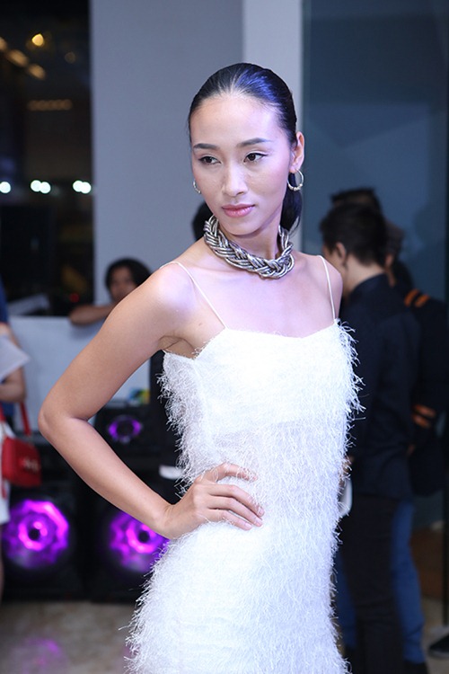 Huyền Trang nổi bần bật nhờ chiều cao "khủng" - 4
