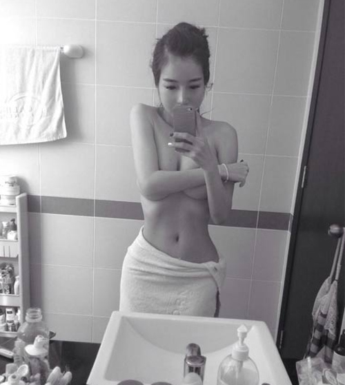 Elly Trần nghiện "tự sướng" khoe vòng 3 - 7