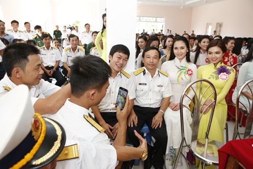 Thí sinh HH Việt Nam quay MV hướng về biển đảo - 13