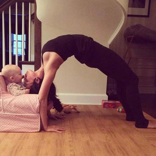 Những tư thế yoga độc đáo của mỹ nhân Hollywood - 14