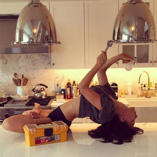 Những tư thế yoga độc đáo của mỹ nhân Hollywood - 3