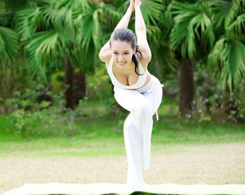 Khó rời mắt trước vẻ nóng bỏng của nữ hoàng yoga châu Á - 8