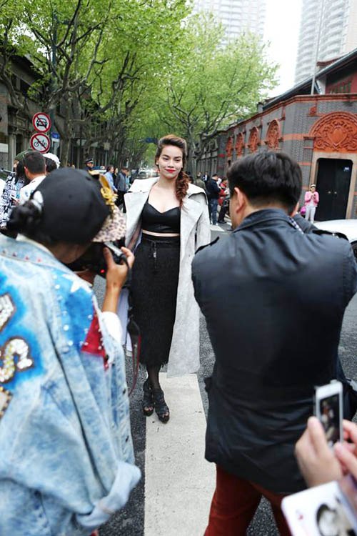 Ai được săn đón nhất thảm đỏ VN Fashion Week - 3