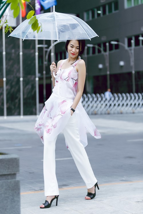 Quý cô 1m8 giải phóng cơ thể trên đường phố - 2