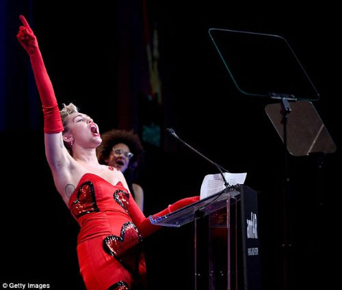 Miley Cyrus tự tin khoe lông nách rậm rạp trên thảm đỏ - 5