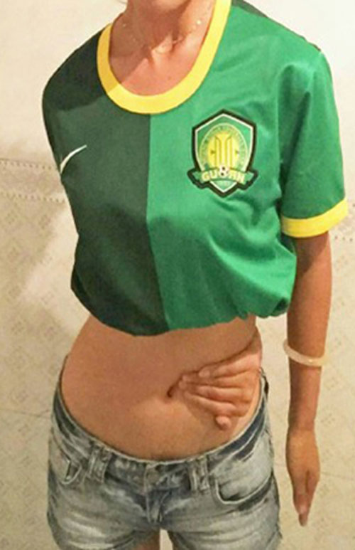 'Sốt' trào lưu khoe thân hình quyến rũ bằng cách chạm tay đến... rốn - 5