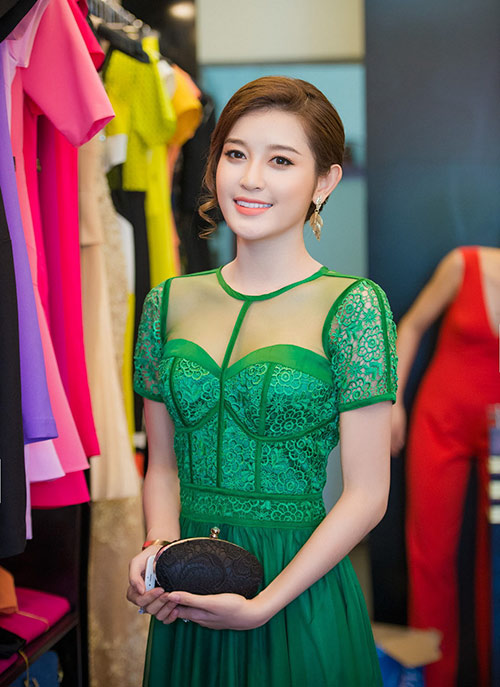 HH Ngọc Hân diện váy xòe xinh như tiểu thư - 11