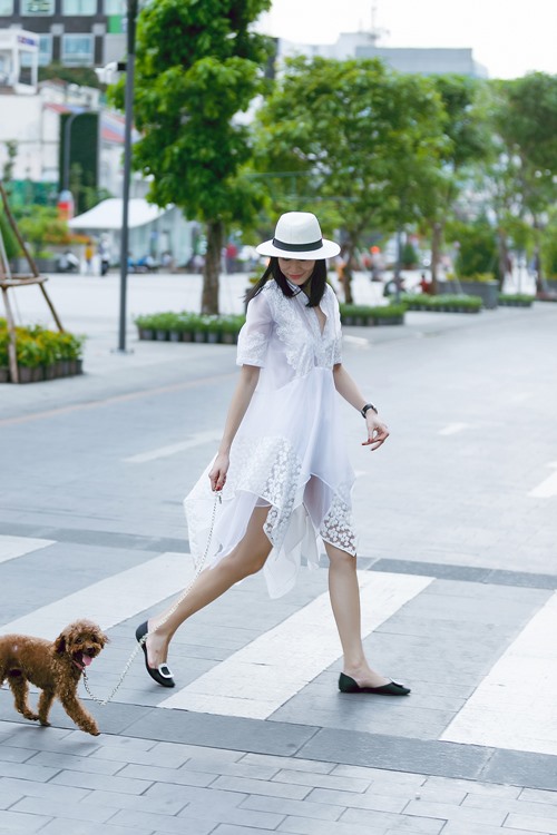 Quý cô 1m8 giải phóng cơ thể trên đường phố - 7