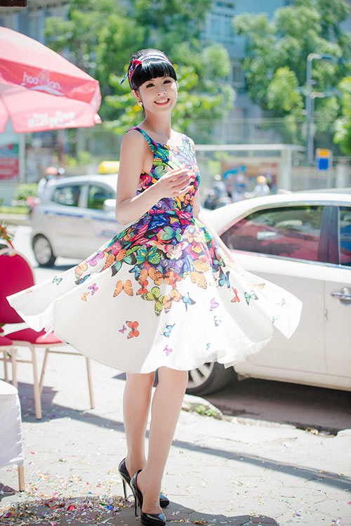 HH Ngọc Hân diện váy xòe xinh như tiểu thư - 1