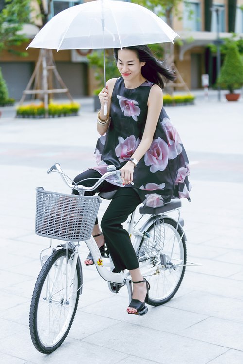Quý cô 1m8 giải phóng cơ thể trên đường phố - 9
