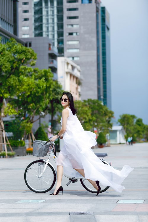 Quý cô 1m8 giải phóng cơ thể trên đường phố - 5