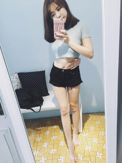 Sao Việt đua nhau 'chạm tay đến rốn' khoe dáng chuẩn, eo thon - 7