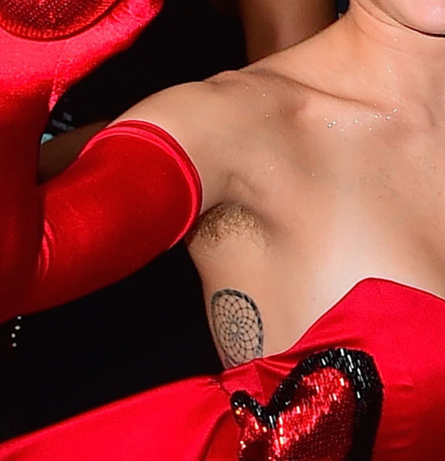 Miley Cyrus tự tin khoe lông nách rậm rạp trên thảm đỏ - 2