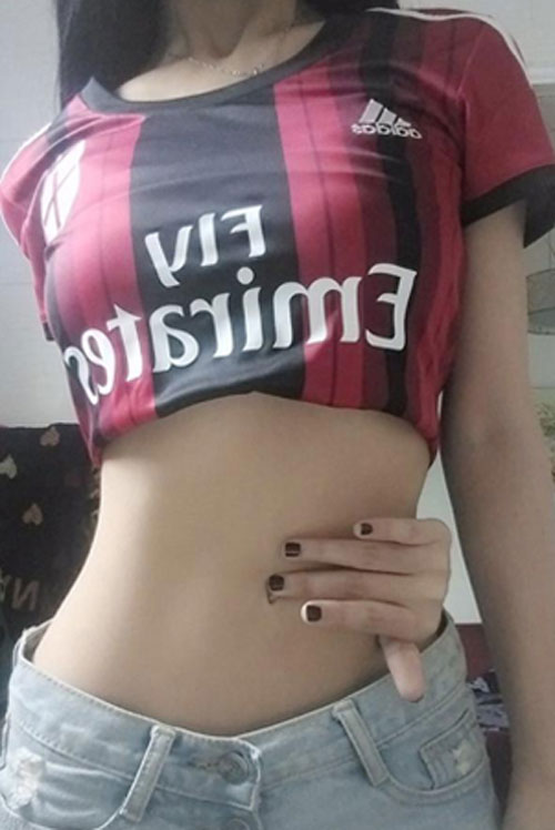 'Sốt' trào lưu khoe thân hình quyến rũ bằng cách chạm tay đến... rốn - 1