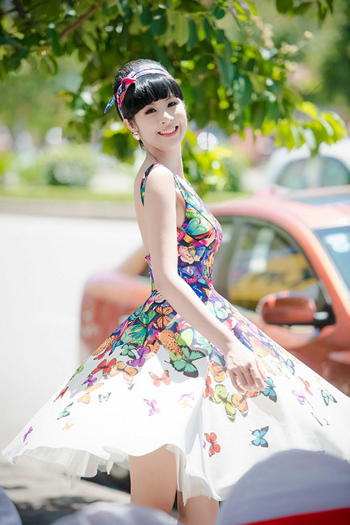 HH Ngọc Hân diện váy xòe xinh như tiểu thư - 2