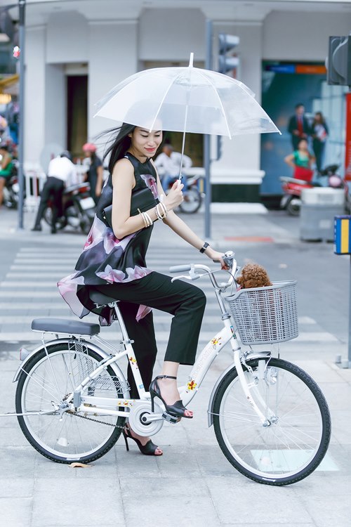 Quý cô 1m8 giải phóng cơ thể trên đường phố - 8