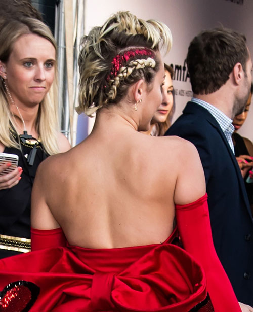 Miley Cyrus tự tin khoe lông nách rậm rạp trên thảm đỏ - 7